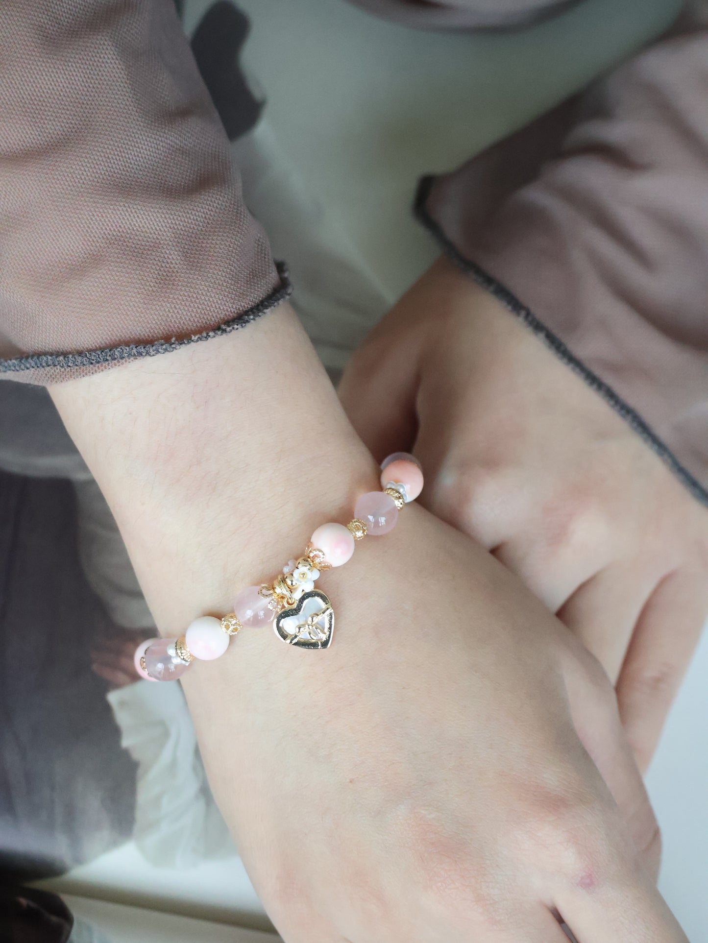 Queen Conch, Rose Quartz with Dangly White Conch Heart Charm — Mallow | 8mm (Elastic, Push Pull)