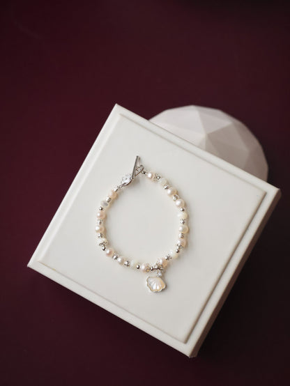 Freshwater Pearls & White Conch with Dangly Sea Shell — Yoana | 6mm (OT Clasp, Elastic)
