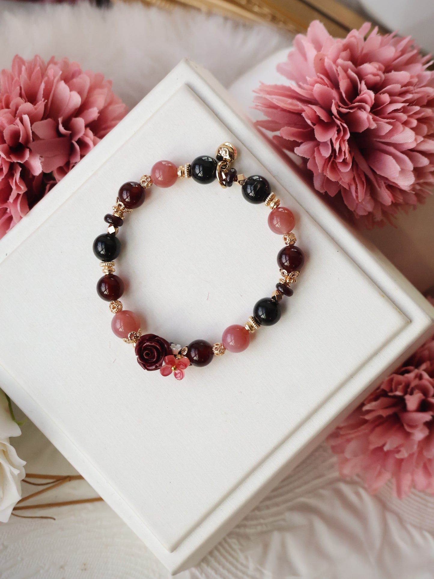 Yan Yuan Agate, Hypersthene & Garnet with Cinnabar Rose Carving — Rewine | 8mm (Elastic)