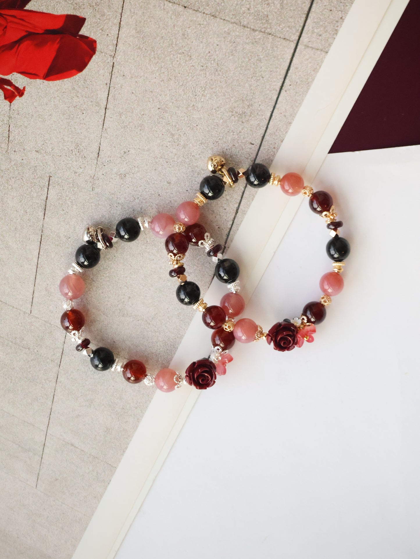 Yan Yuan Agate, Hypersthene & Garnet with Cinnabar Rose Carving — Rewine | 8mm (Elastic)
