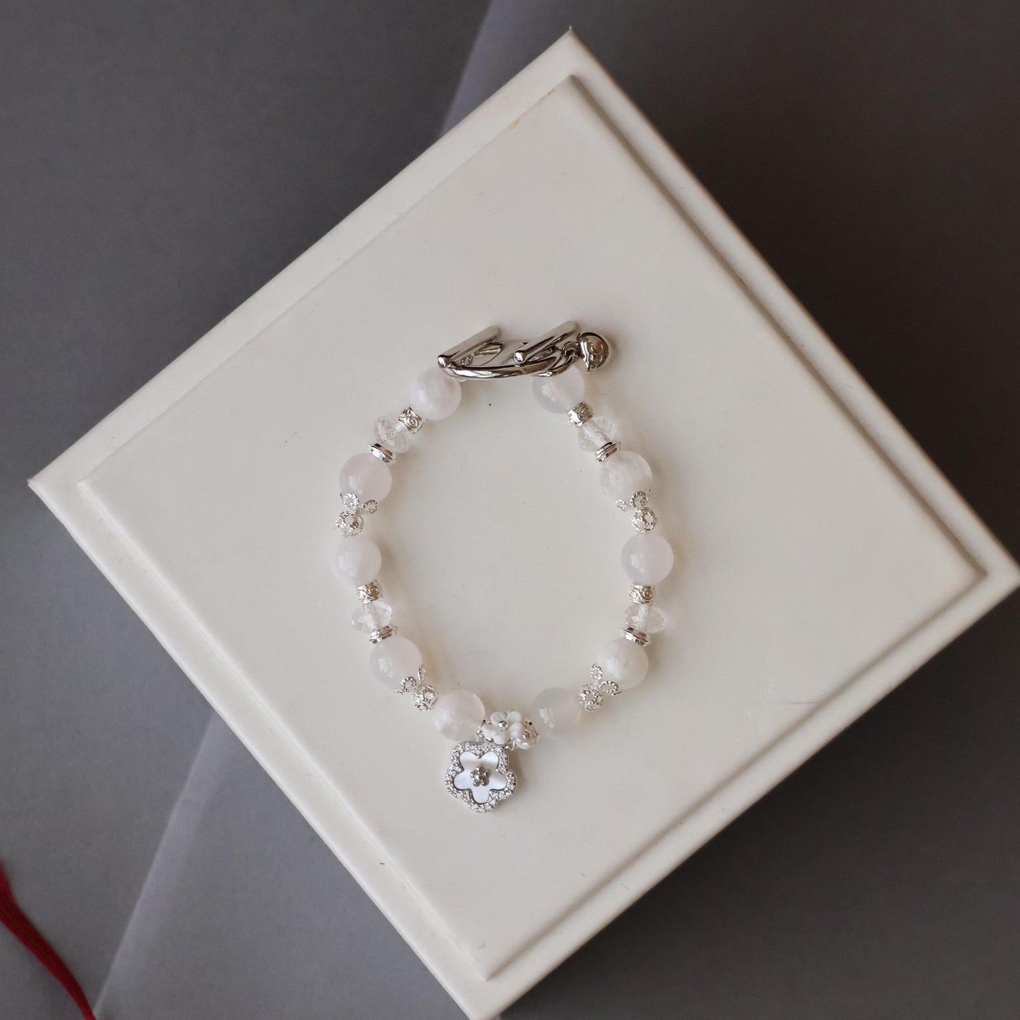 Snowy 8mm (Elastic, OT Clasp)